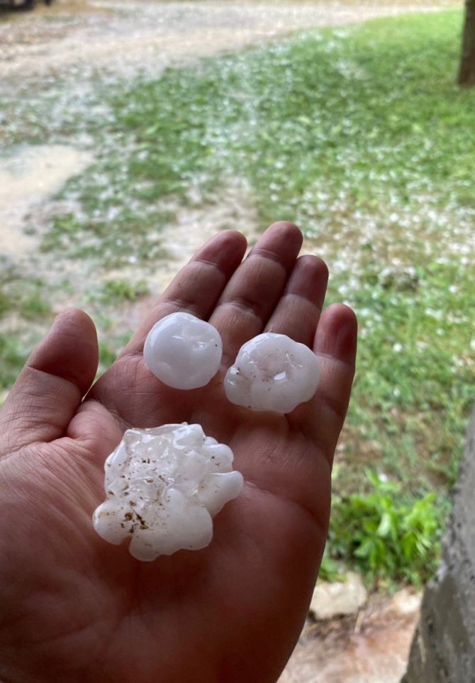 Yumurta büyüklüğünde yağan dolu maddi hasara neden oldu