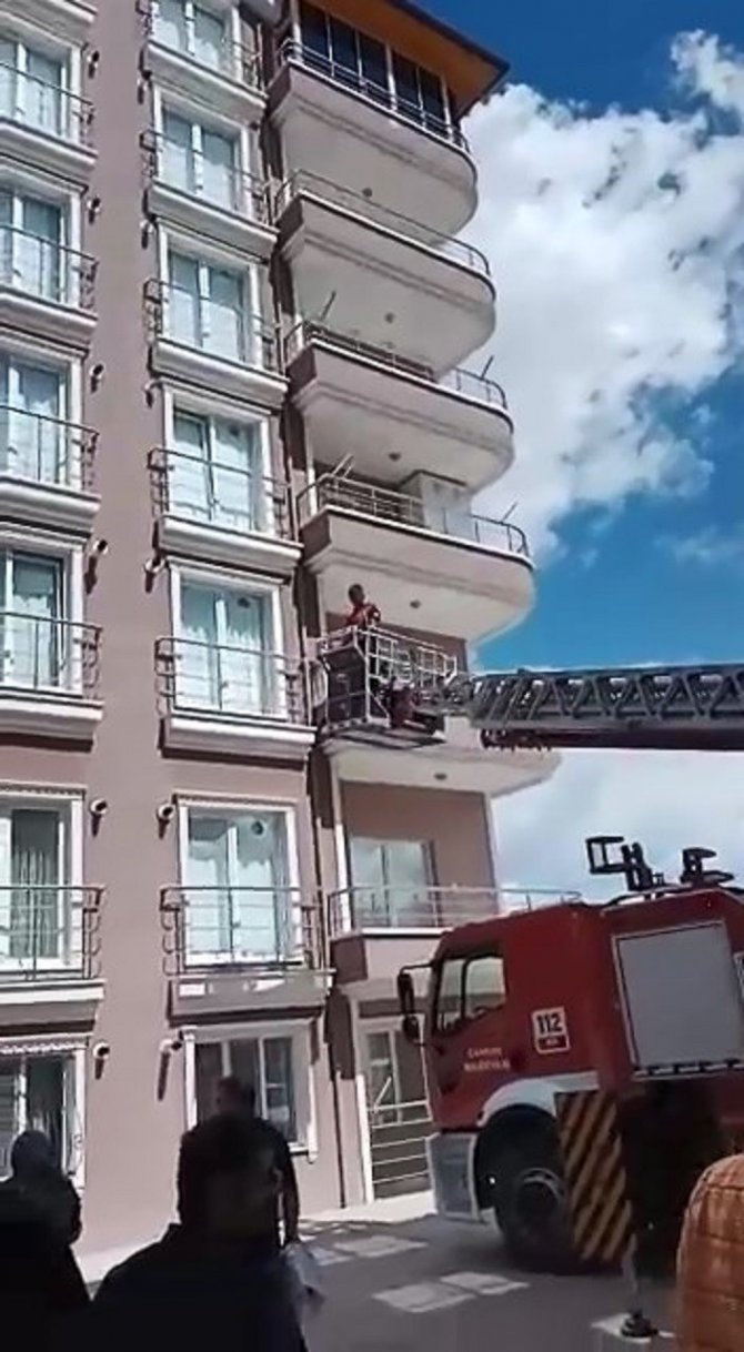 Binanın 7. katında mahsur kalan kedi için seferber oldular