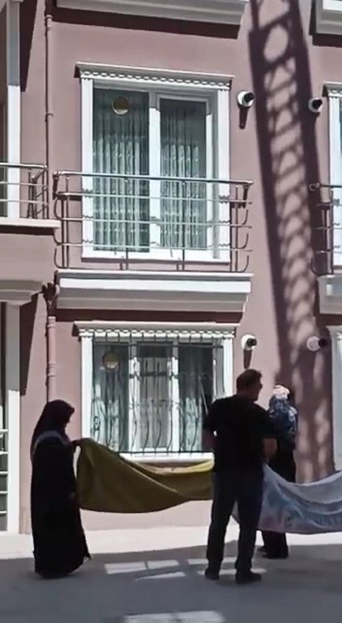 Binanın 7. katında mahsur kalan kedi için seferber oldular