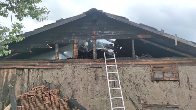 Bolu’da 2 katlı ahşap ev yangında kullanılamaz hale geldi