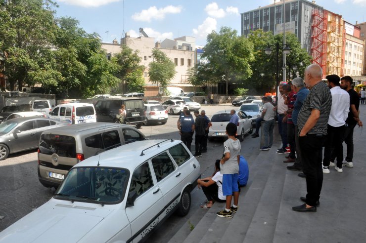Kız arkadaşını darbetti, engel olmak isteyeni bıçakladı