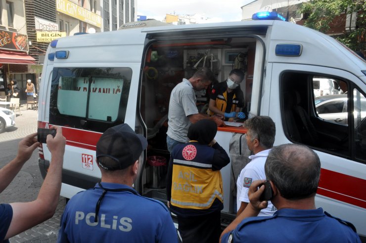 Kız arkadaşını darbetti, engel olmak isteyeni bıçakladı