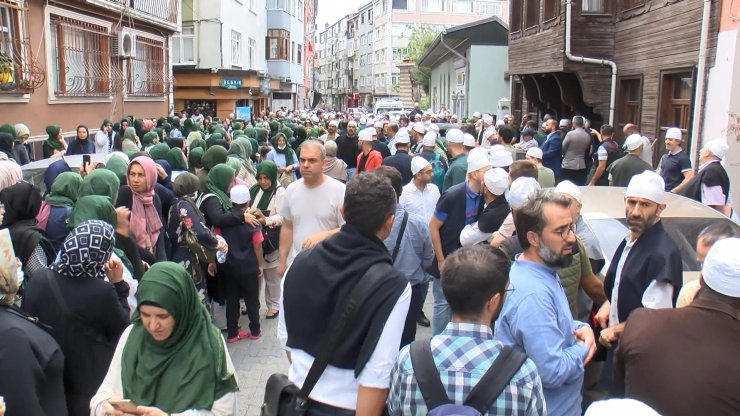Ömer Tuğrul İnançer'in tabutu  omuzlarda taşınarak götürüldü