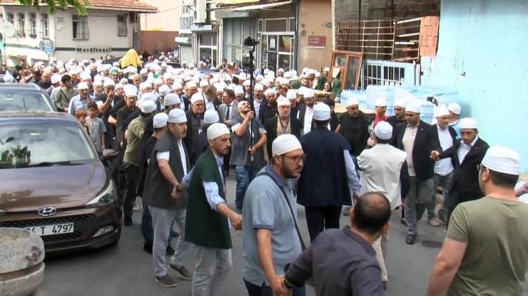 Ömer Tuğrul İnançer'in tabutu  omuzlarda taşınarak götürüldü