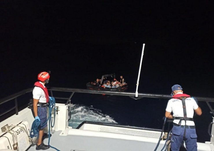 3 Türk vatandaşı ile 186 kaçak göçmen kurtarıldı