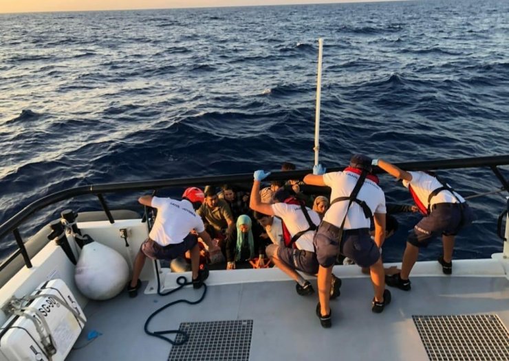 3 Türk vatandaşı ile 186 kaçak göçmen kurtarıldı