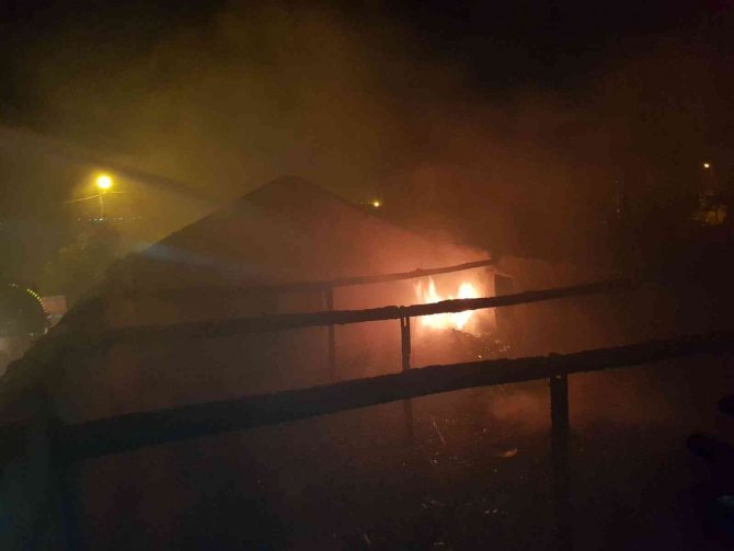 Alevler geceyi aydınlattı, müstakil ev tamamen yanarak kül oldu