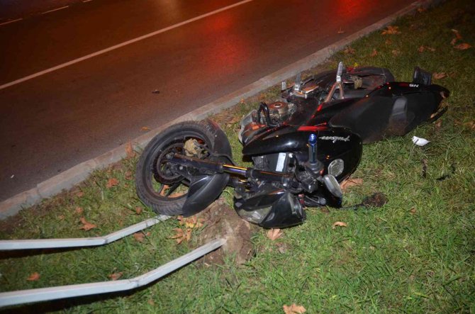 Antalya’da motosiklet orta refüje çarptı: 1 i ağır 2 yaralı