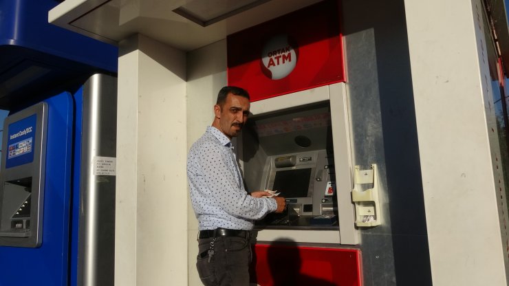 ATM'de unutulan parayı sahibene teslim etti