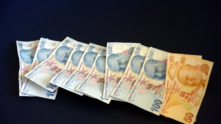 ATM'de unutulan parayı sahibene teslim etti