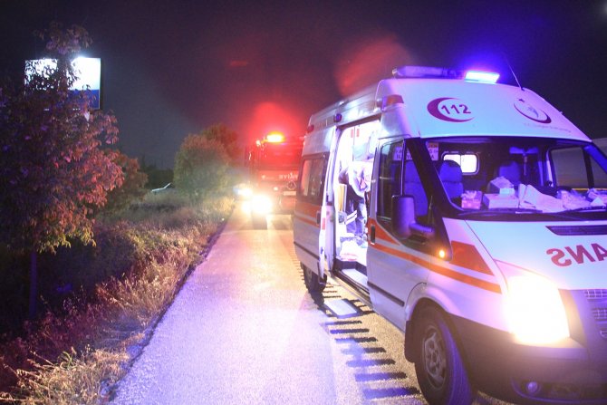 Aynı yönde seyreden iki otomobil çarpıştı: 3 yaralı