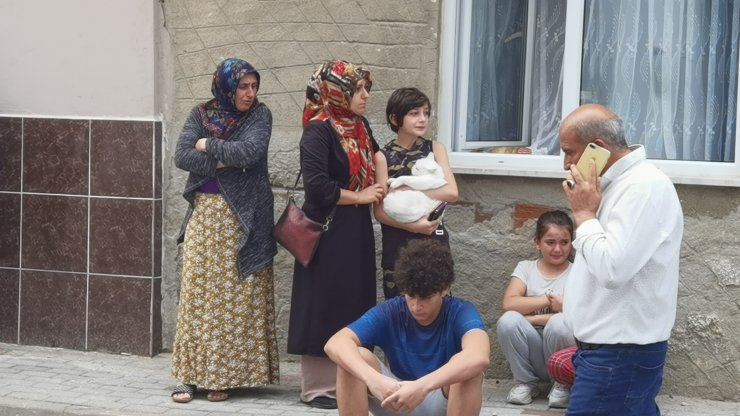 Bursa'da binanın çatı katı, alev alev yandı