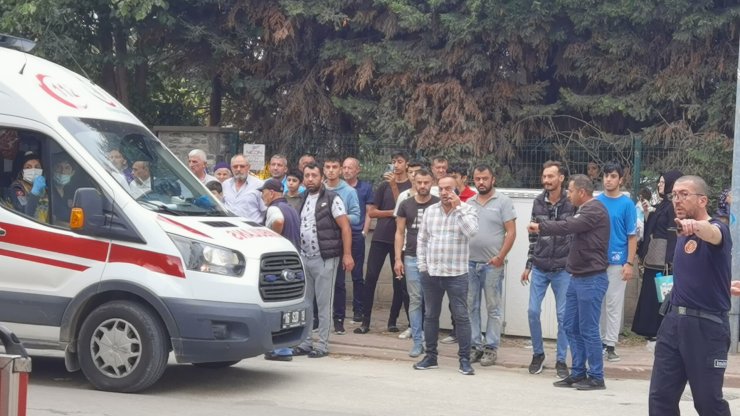 Bursa'da binanın çatı katı, alev alev yandı