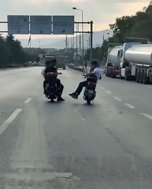 Konya'da elektrikli motosiklete yan oturan sürücünün tehlikeli yolculuğu