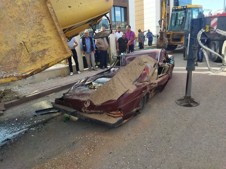 Mıcır yüklü kamyon, otomobilin üzerine devrildi