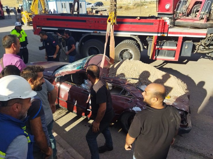 Mıcır yüklü kamyon, otomobilin üzerine devrildi