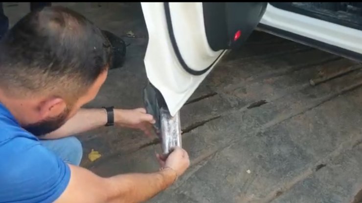 Otomobilin gizli bölmelerinde 600 bin TL değerinde kaçak telefon ele geçirildi
