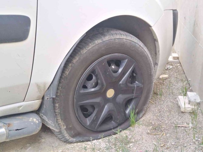 Park halindeki 11 aracın lastikleri kesildi