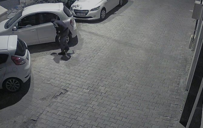 Park halindeki 11 aracın lastikleri kesildi