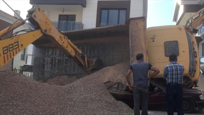 Üzerine mıcır yüklü kamyon devrilen otomobil kullanılamaz hale geldi