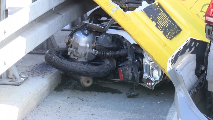 Yenikapı'da İETT otobüsü çok sayıda araca çarptı-3