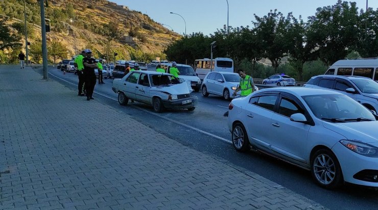Aracından düşen süngeri almak isterken otomobilin çarpmasıyla öldü
