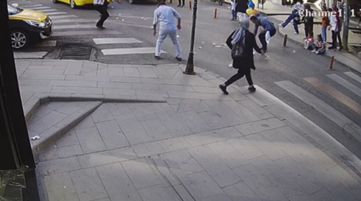 Banka yolunda düşen paralar rüzgarla uçtu