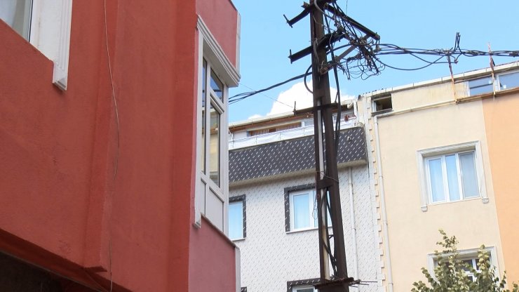 Gaziosmanpaşa'da elektrik direğine tırmanarak eve giren hırsız kamerada