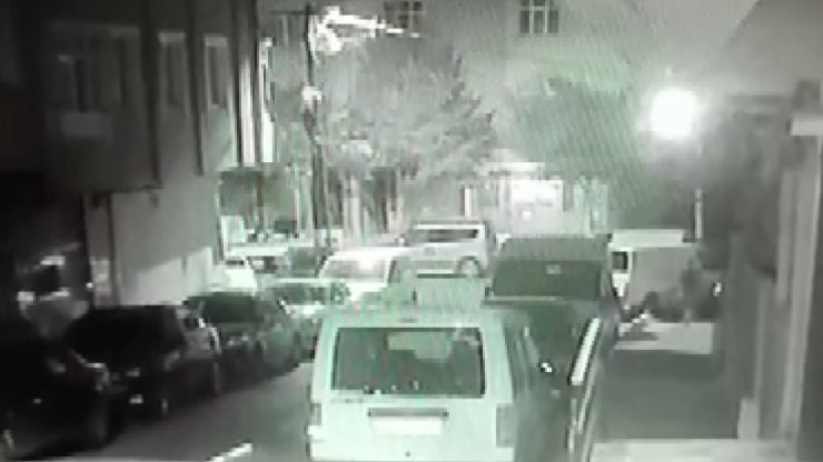 Gaziosmanpaşa'da elektrik direğine tırmanarak eve giren hırsız kamerada