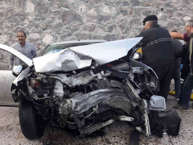 İki otomobilin çarpıştığı kazada 4 kişi yaralandı