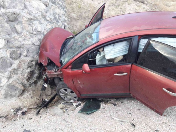 İki otomobilin çarpıştığı kazada 4 kişi yaralandı