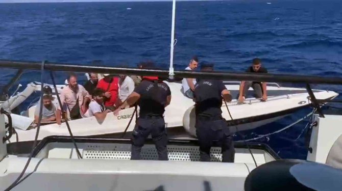 Marmaris’te 15 düzensiz göçmen kurtarıldı