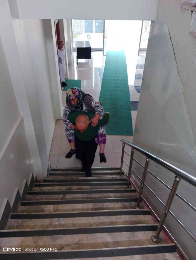 Nüfus müdürlüğü personelinden iç ısıtan davranış