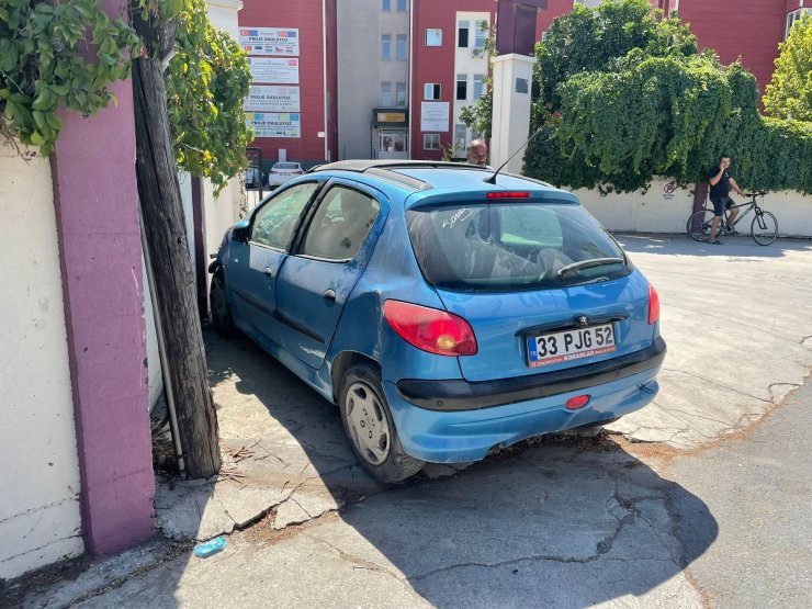 Otomobil, okul duvarına çarptı: 3 yaralı