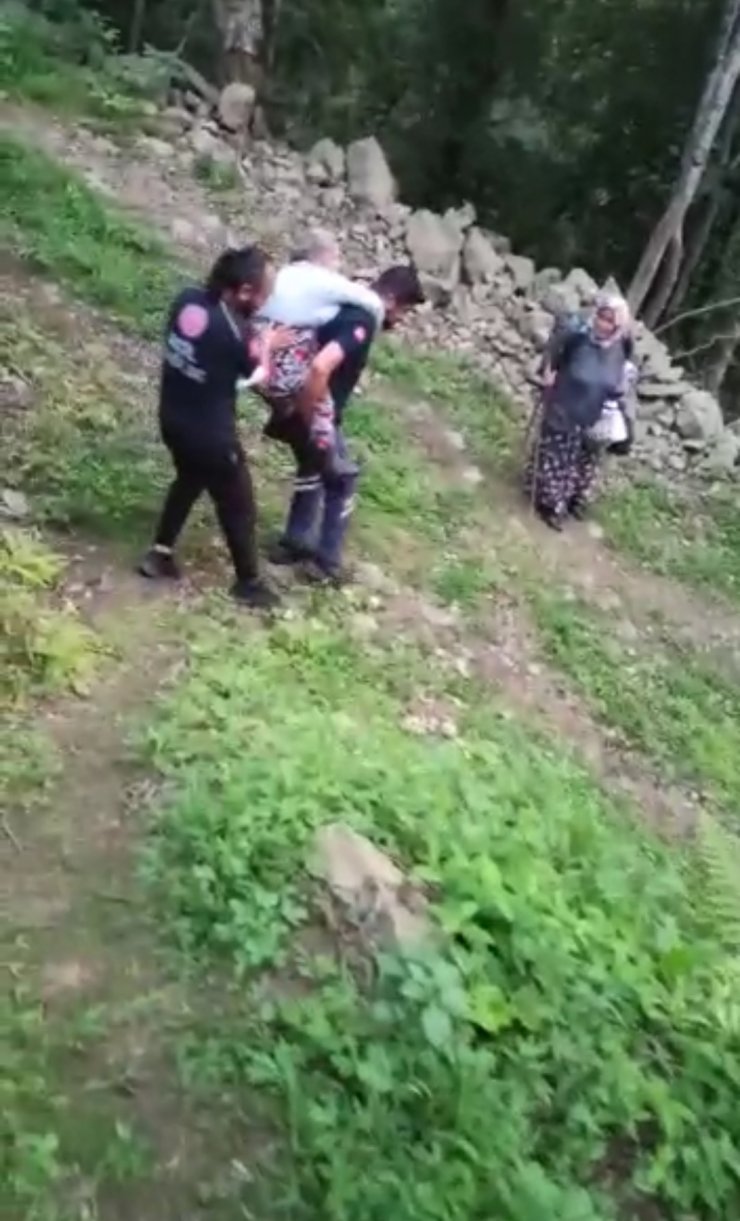 Sağlıkçı, fındık bahçesinde rahatsızlanan kadını, 300 metre sırtında taşıyıp ambulansa ulaştırdı