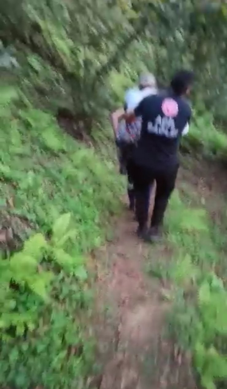 Sağlıkçı, fındık bahçesinde rahatsızlanan kadını, 300 metre sırtında taşıyıp ambulansa ulaştırdı