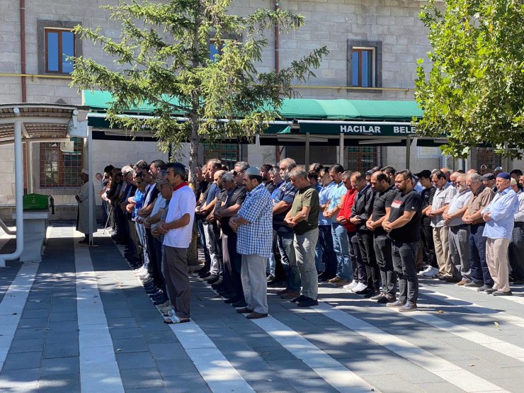 Sevgilisinin bıçaklayarak öldürdüğü Cem, toprağa verildi