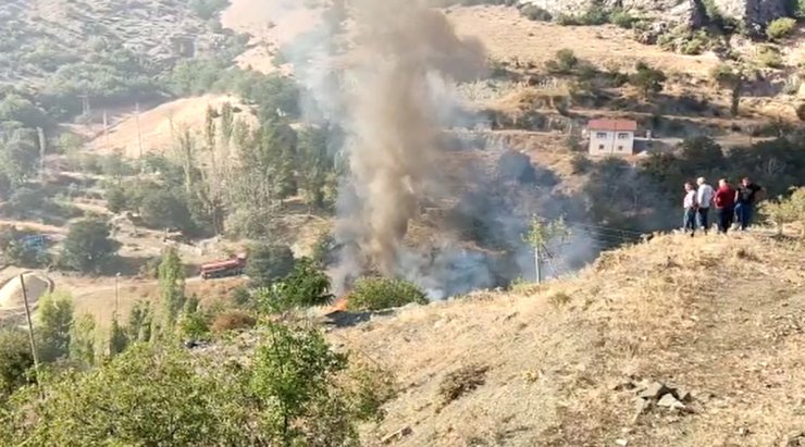 300 küçükbaş kapasiteli ağıl yangında kül oldu