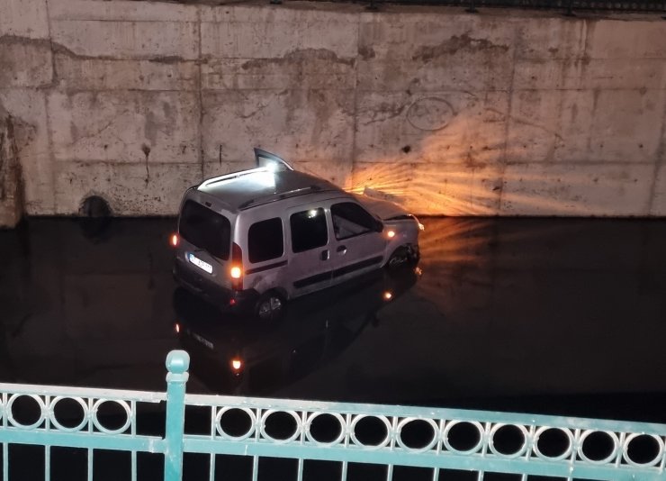 Atık su kanalına uçan hafif ticari aracın sürücüsü yaralandı