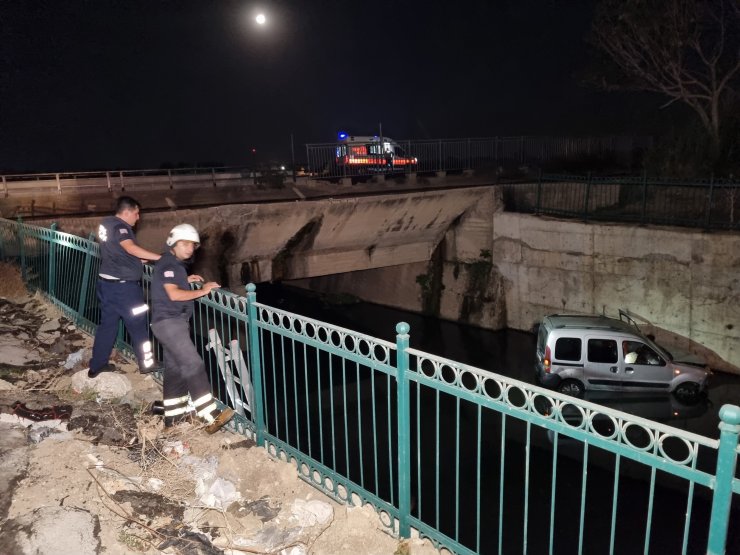Atık su kanalına uçan hafif ticari aracın sürücüsü yaralandı