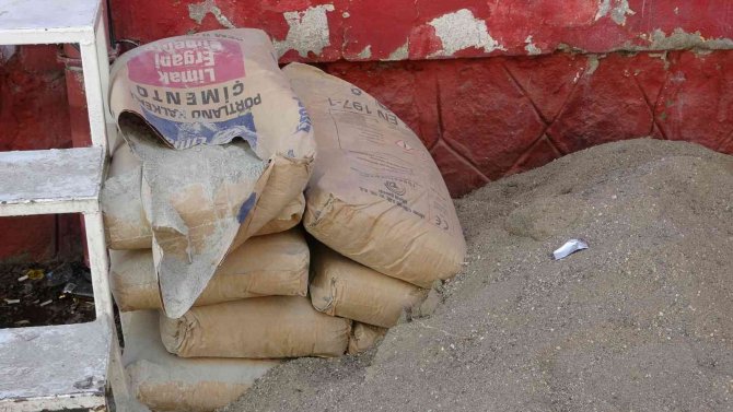 Çimentosu çalınan usta ’Sorma ne haldeyim’ şarkısıyla hırsızlara sitem etti
