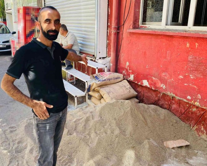 Çimentosu çalınan usta ’Sorma ne haldeyim’ şarkısıyla hırsızlara sitem etti