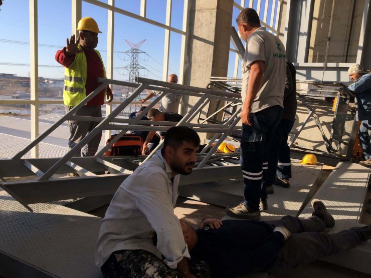 Fabrikada çelik platform çöktü: 1 ölü, 4 yaralı