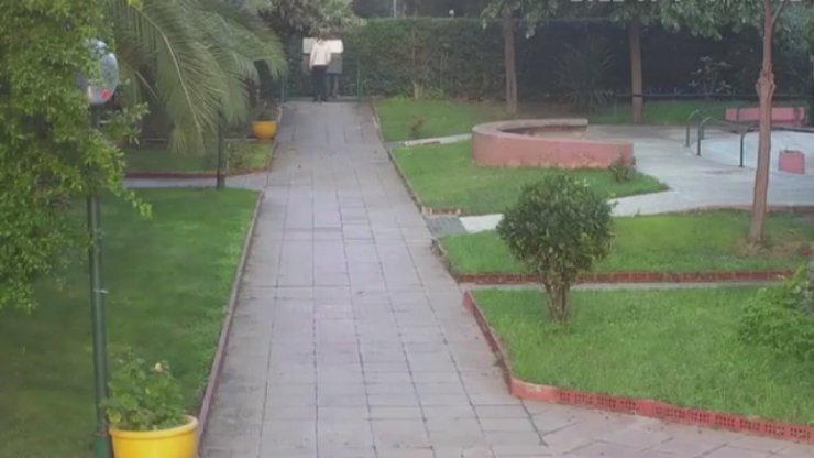 İkinci kata tırmanan hırsızlar kamerada