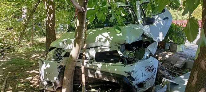 Kontrolden çıkan otomobil öğrencilerin arasına daldı