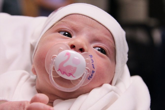 Konya'da minik Yaren, yemek borusu nefes borusuna yapışık ve kapalı doğdu