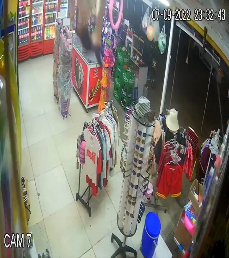 Mandal almak isteyen otizmli genç, balkondan marketin önüne düştü