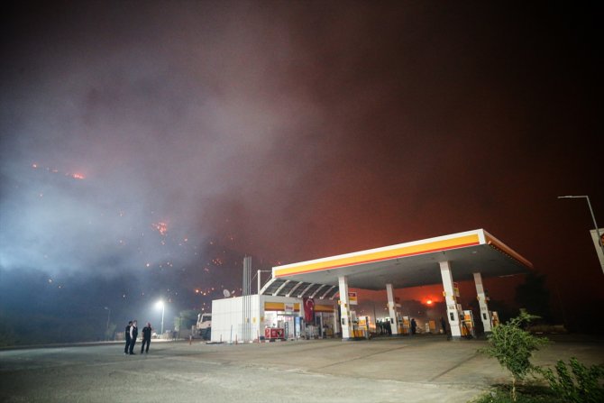 Mersin'deki orman yangınına müdahale sürüyor