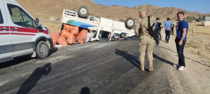 Ot yüklü kamyonet yan yattı: 5 yaralı