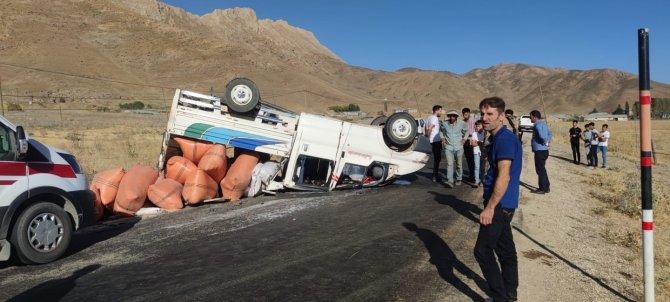 Ot yüklü kamyonet yan yattı: 5 yaralı